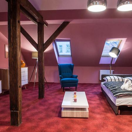 Spacious And Quiet Attic Flat In Centre Praga Exterior foto