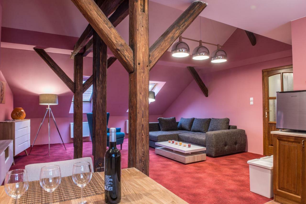 Spacious And Quiet Attic Flat In Centre Praga Exterior foto